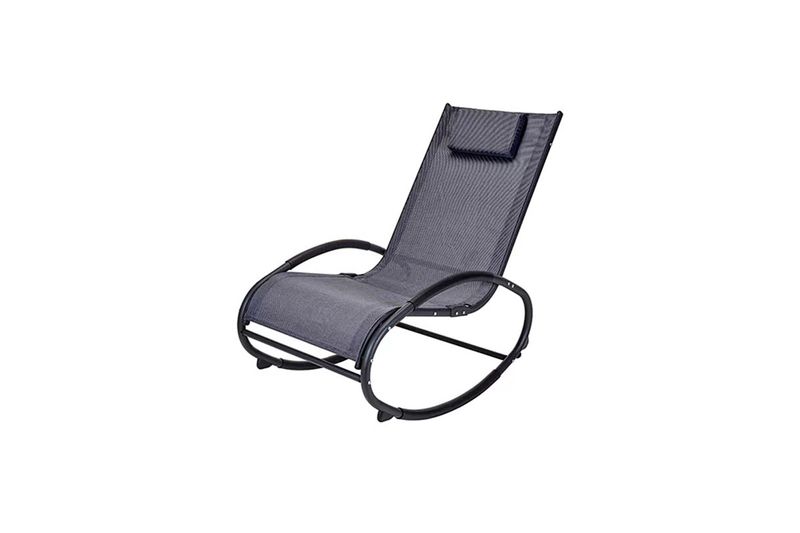 Silla mecedora con almohada gris Koopman, vista diagonal de la estructura metálica negra y asiento de malla