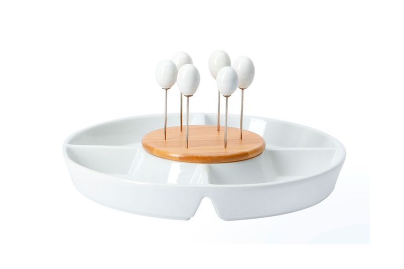 Set de plato para servir porcelana blanca Koopman, con base de madera circular y palillos con punta ovalada blanca