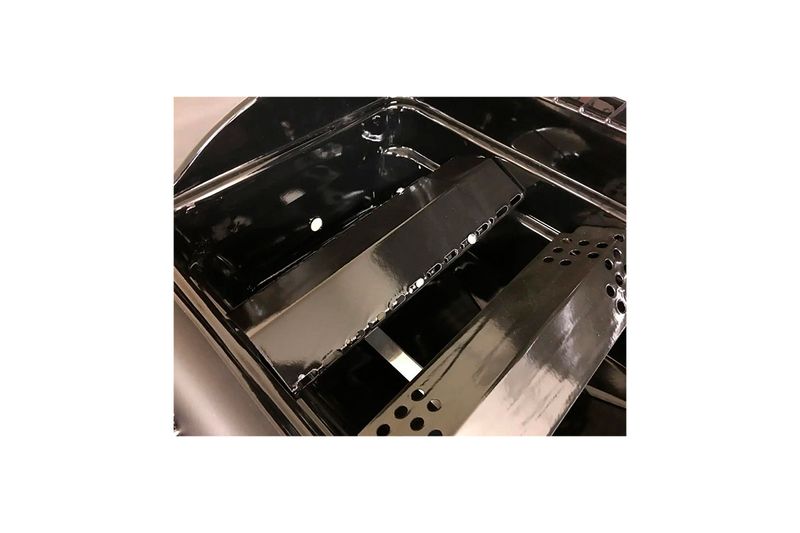 Protector de calor tipo tienda para BBQ 18 Char-Broil, detalle interno de la estructura metálica negra instalada