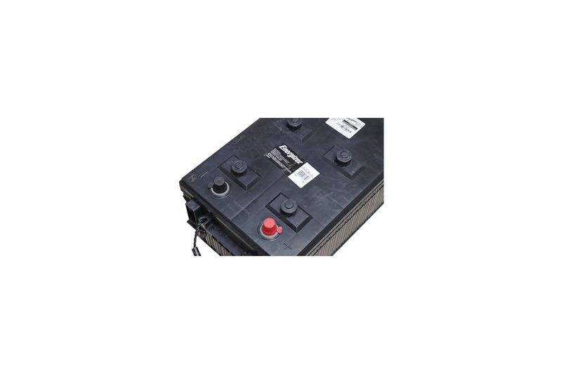 Batería Energizer EN-8D-1125, CCA 1125 AMP, vista superior enfocando el borne positivo rojo y etiquetas técnicas