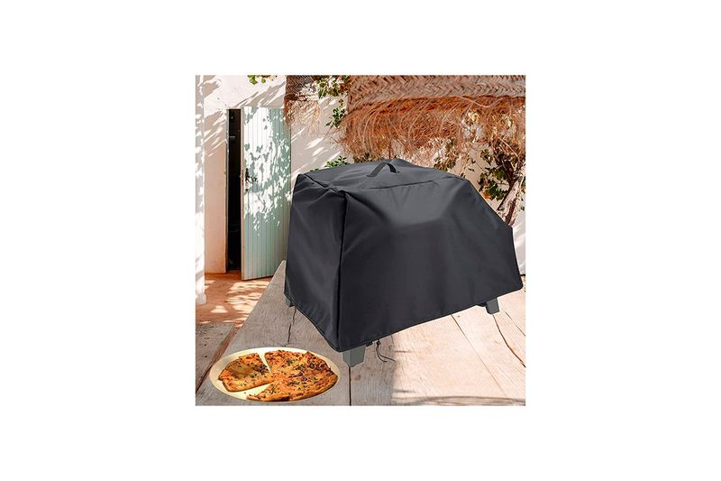Funda para horno pizza 3 en 1 Kingling Cuisinart, color negro colocada sobre el horno en un entorno exterior