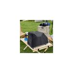 Funda para horno pizza 3 en 1 Kingling Cuisinart, puesta sobre el horno en una mesa de madera en un campamento