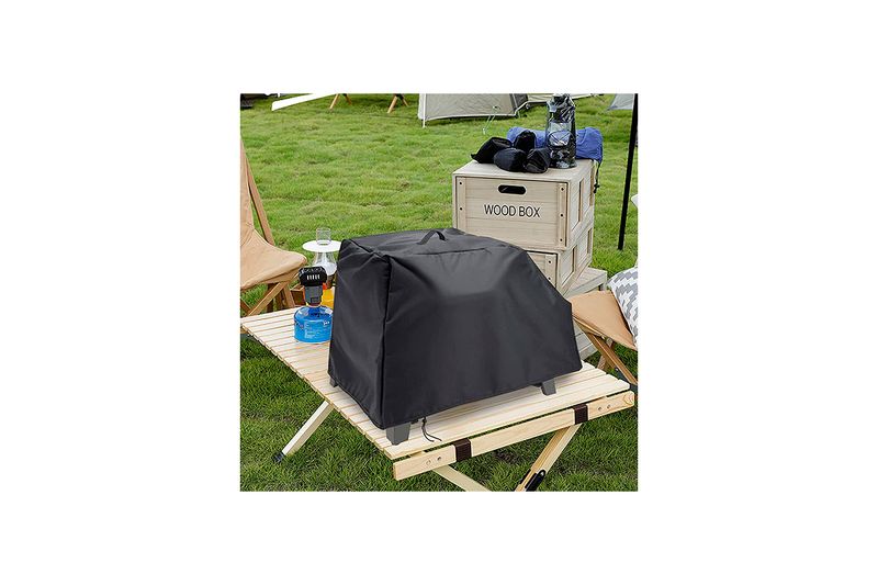Funda para horno pizza 3 en 1 Kingling Cuisinart, puesta sobre el horno en una mesa de madera en un campamento