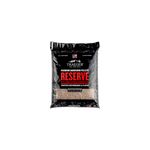 Pellets de madera manzana-cerezo-roble 20 lb Traeger, bolsa negra con etiqueta roja y ventana transparente con el producto