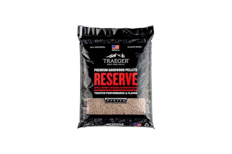 Pellets de madera manzana-cerezo-roble 20 lb Traeger, bolsa negra con etiqueta roja y ventana transparente con el producto