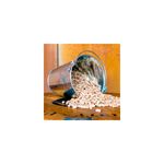 Pellets de madera manzana-cerezo-roble 20 lb Traeger, derramándose desde un balde metálico sobre una superficie de madera