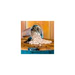 Pellets de madera cherry 20 lb Traeger, vertidos desde un balde metálico sobre una superficie de madera