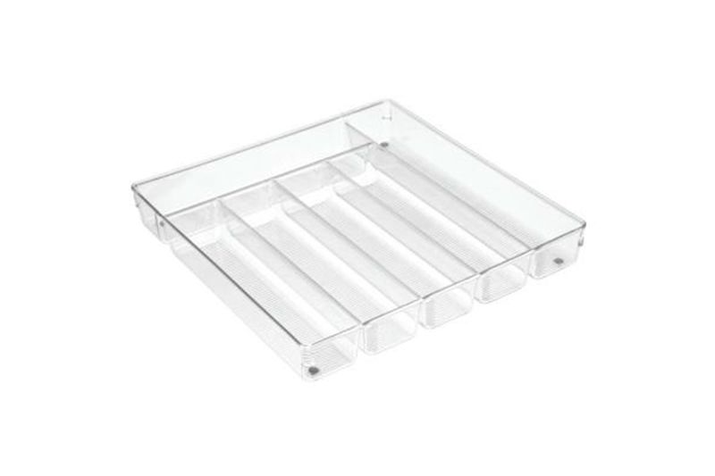 Bandeja organizadora para cubiertos plástico transparente Interdesign, vista diagonal superior del organizador vacío