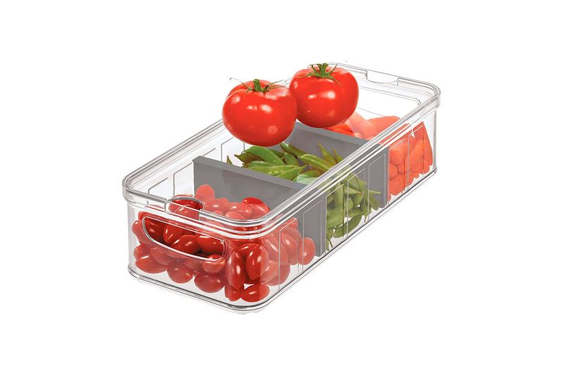 Contenedor para refrigerador de 3 secciones apilable plástico Interdesign, con tomates y guisantes en su interior