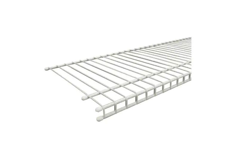 Estante para clóset 2.44 m x 30 cm ClosetMaid, vista en perspectiva del estante metálico blanco de rejilla