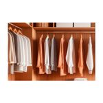 Perchero para closet 2.44 m x 40 cm ClosetMaid, instalado en armario con camisas colgadas en ganchos de madera