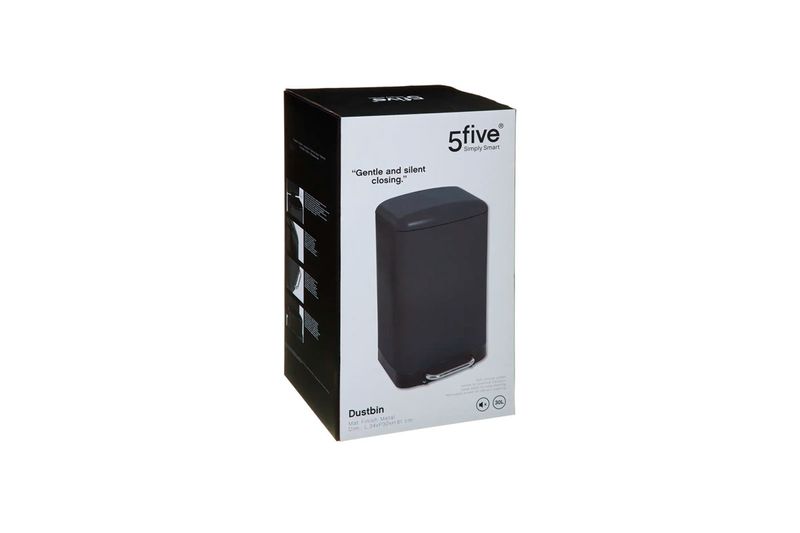 Basurero de pedal 30 l metálico negro 5five, empaque de cartón blanco con ilustración del producto y especificaciones