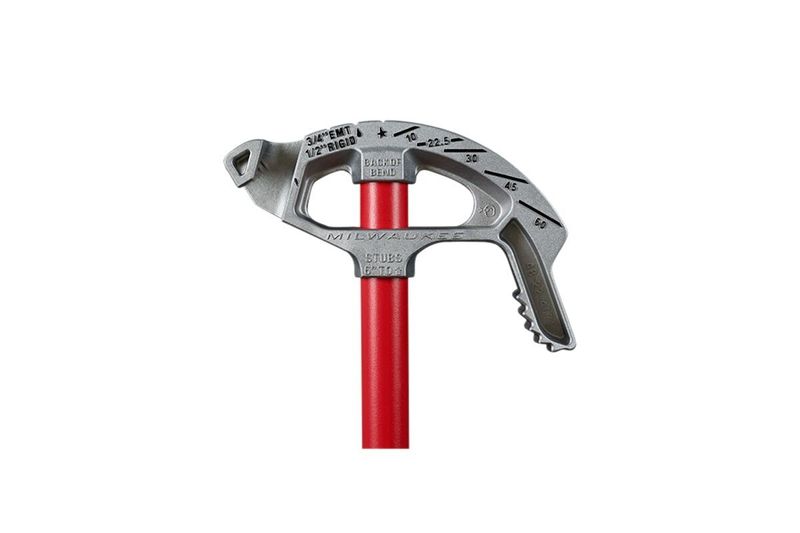 Doblador para tubo EMT 3/4 pulgadas aluminio Milwaukee, primer plano de la cabeza con marcas de medición y mango rojo