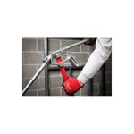 Doblador para tubo EMT 3/4 pulgadas de aluminio Milwaukee, siendo utilizado por una persona para doblar un tubo metálico