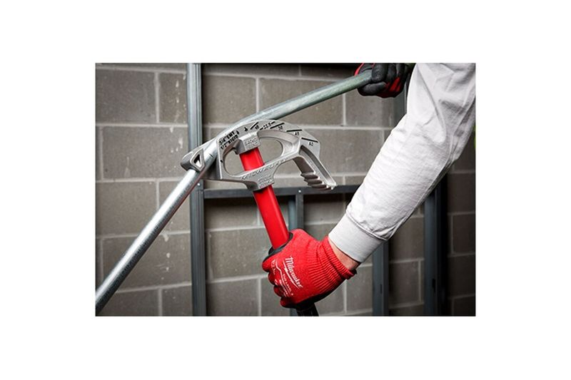 Doblador para tubo EMT 3/4 pulgadas de aluminio Milwaukee, siendo utilizado por una persona para doblar un tubo metálico