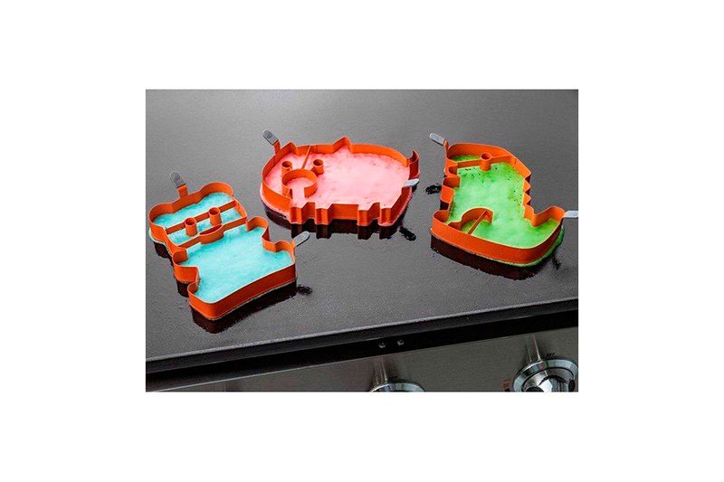 Kit de arte pancake Blackstone, tres moldes naranjas sobre plancha con masa de colores rosa, verde y celeste