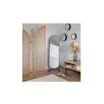 Panel decorativo tipo biombo Mind Nat crema Atmosphera, ambientado en sala junto a espejo ovalado y mesa de madera