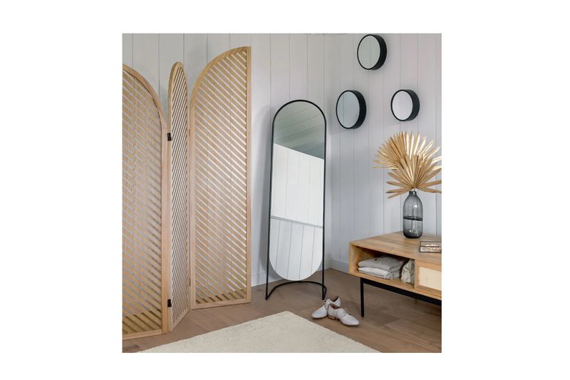 Panel decorativo tipo biombo Mind Nat crema Atmosphera, ambientado en sala junto a espejo ovalado y mesa de madera