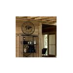 Reloj decorativo de pared mundo 67 cm metal Atmosphera, ambientado en pared de madera sobre un mueble negro y madera