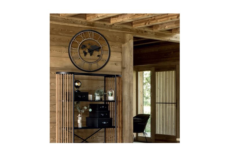 Reloj decorativo de pared mundo 67 cm metal Atmosphera, ambientado en pared de madera sobre un mueble negro y madera