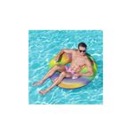 Flotador ring rainbow 47 pulgadas Bestway, hombre usando el aro inflable multicolor sobre el agua de una piscina