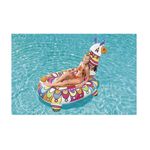 Flotador jumbo llama 1.93 m x 1.51 m Bestway, mujer recostada sobre el inflable multicolor en el agua de una piscina