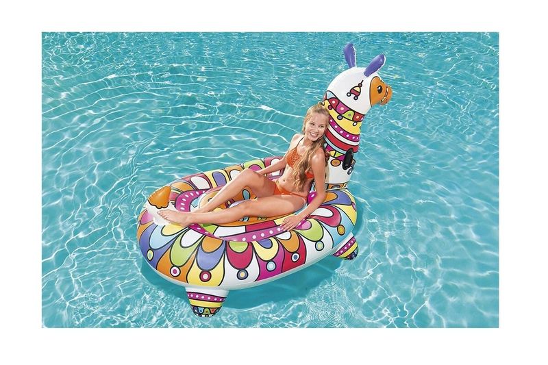 Flotador jumbo llama 1.93 m x 1.51 m Bestway, mujer recostada sobre el inflable multicolor en el agua de una piscina