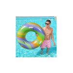 Flotador ring rainbow 47 pulgadas Bestway, hombre sosteniendo el aro inflable multicolor dentro de una piscina