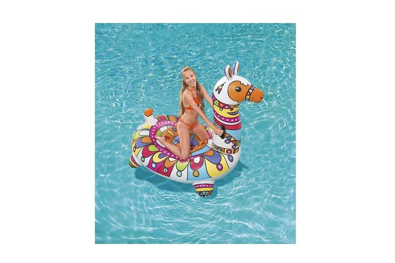 Flotador jumbo llama 1.93 m x 1.51 m Bestway, mujer sentada sobre el inflable colorido en el agua de una piscina
