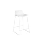Silla Otac metálica para bar blanco Atmosphera, vista en ángulo del asiento y estructura tubular blanca