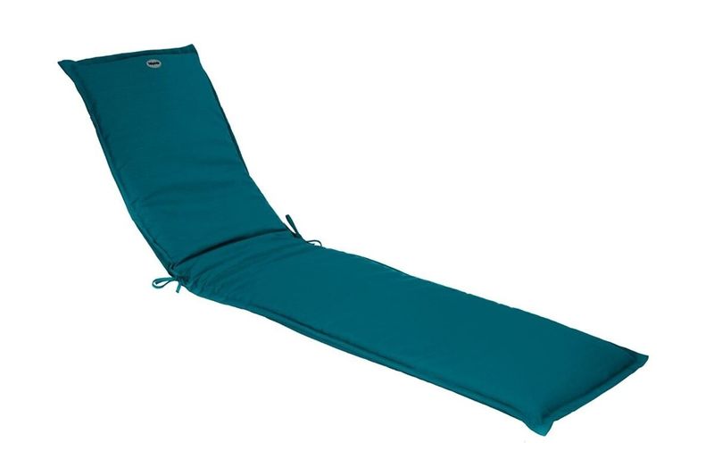 Cojín Korai para chaise lounge verde esmeralda Hespéride, vista diagonal completa sobre fondo blanco