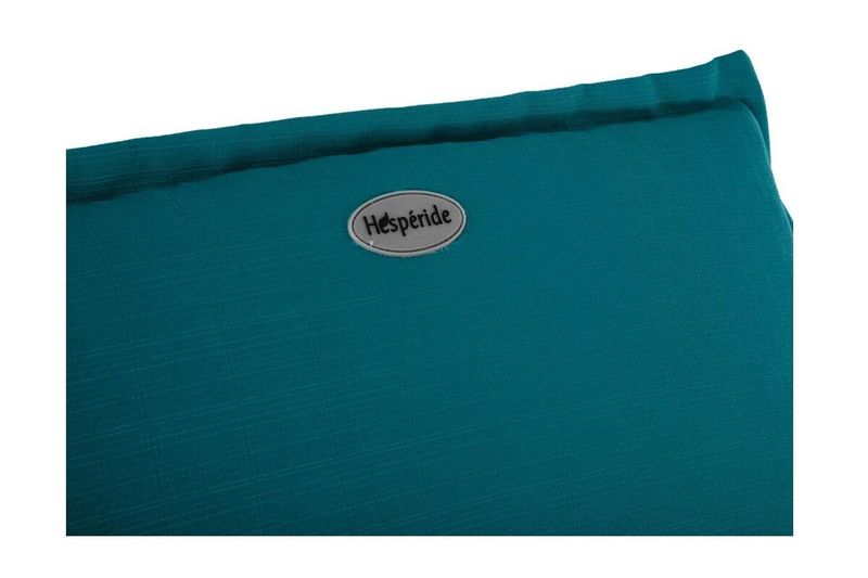 Cojín Korai para chaise lounge verde esmeralda Hespéride, primer plano del detalle de la etiqueta ovalada de la marca