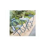 Set mueble Greensboro folding redondo azul 3 pza Hespéride, mesa y dos sillas en jardín con tazas sobre el tablero