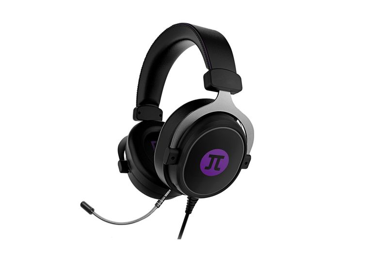 Audífonos gaming sonido surround 3.5 micrófono Primus, vista diagonal en color negro con logo morado y micrófono flexible