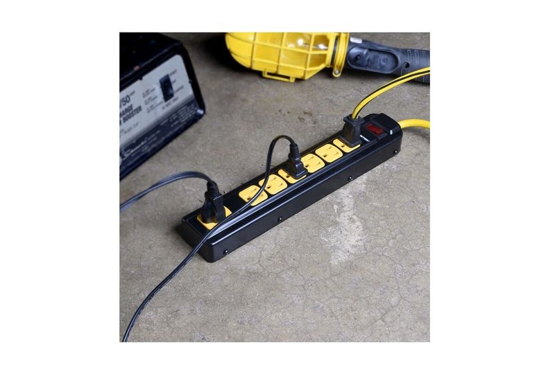 Regleta eléctrica 7 salidas color negro Monster, vista superior con cables conectados y cable de alimentación amarillo