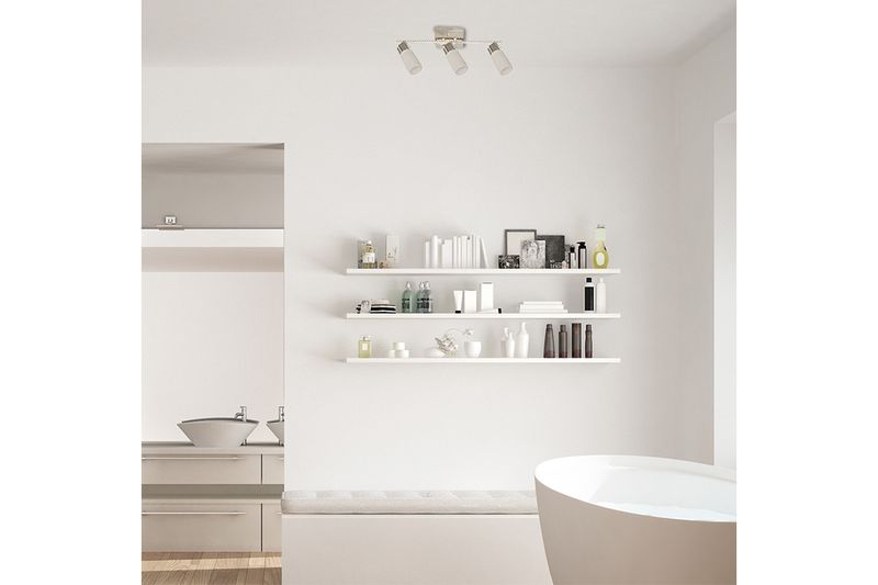 Luminaria spot pared/techo níquel satinado 3L E27 60W General Lighting, instalada en el techo de un baño moderno blanco