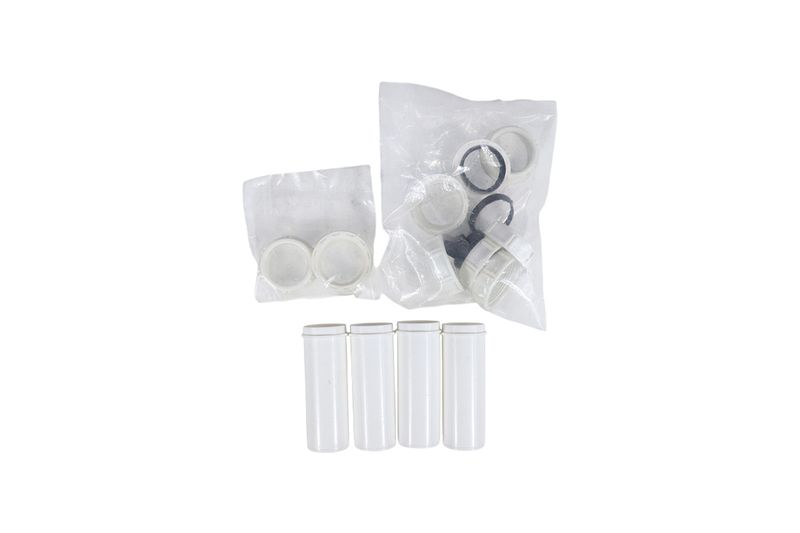 Kit canasta y trampa 2 tinas cuarzo Sinsa, accesorios y empaques blancos organizados en bolsas plásticas transparentes