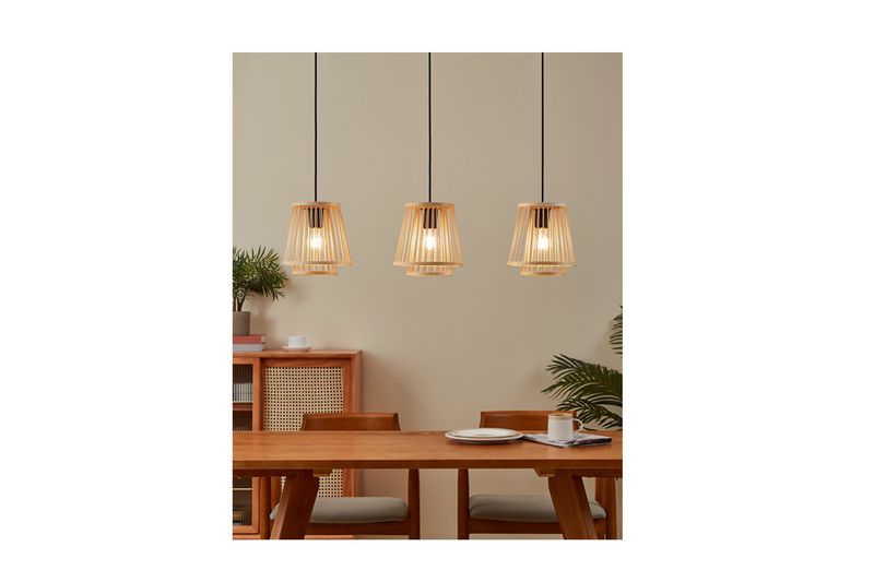 Luminaria colgante Hykeham 3L E27 Eglo, tres lámparas instaladas sobre una mesa de comedor en ambiente decorado