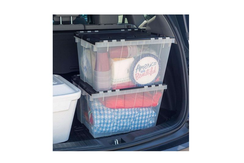 Caja organizadora negro/transparente 12 gal GreenMade, dos unidades apiladas en la cajuela de un vehículo con artículos