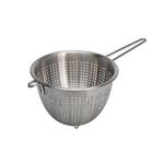 Colador de acero inoxidable 24 cm Koopman, vista interior del recipiente perforado con mango largo y asa pequeña