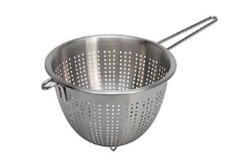 Colador de acero inoxidable 24 cm Koopman, vista interior del recipiente perforado con mango largo y asa pequeña