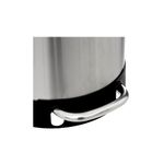 Basurero de pedal 30 L metálico acero inoxidable 5five, primer plano del pedal cromado y la base plástica negra