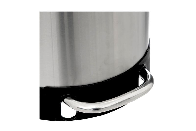 Basurero de pedal 30 L metálico acero inoxidable 5five, primer plano del pedal cromado y la base plástica negra