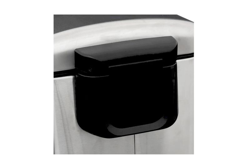 Basurero de pedal 30 l metálico acero inoxidable Ariane 5five, primer plano del asa de apertura en color negro