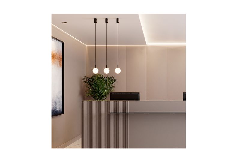 Luminaria colgante Macadamia negro 1L G9 Blumenau, tres lámparas instaladas sobre un mostrador de recepción