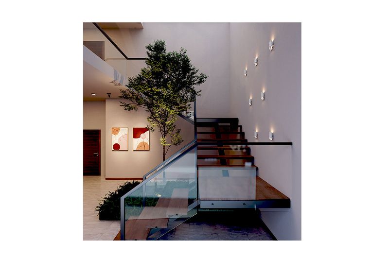 Luminaria de pared exterior cubo acero 12 cm blanco 1L G9 Blumenau, instaladas en pared junto a escalera iluminando arriba