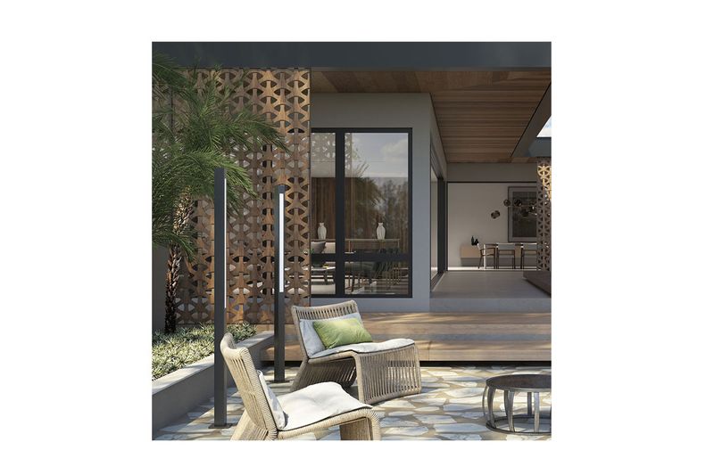 Poste Garten 2 m 1 x G13 negro Germany Blumenau, instalado en patio exterior junto a muebles de jardín y terraza