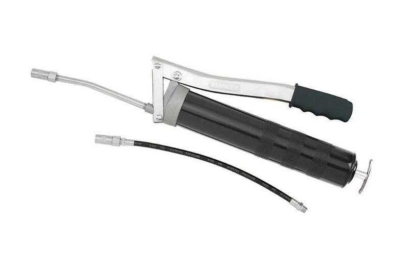 Engrasadora Stanley de 14 onzas, vista lateral completa con manguera flexible negra y boquilla metálica