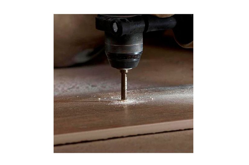 Broca diamantada Irwin de 1/2 pulgada para porcelana, perforando una pieza de material cerámico con un taladro