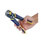 Tenaza pelacable ajustable Irwin de 8 pulgadas, sostenida por una mano mostrando el agarre y los mangos azules y amarillos